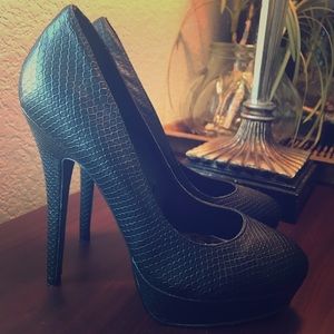 Black Platform Pumps