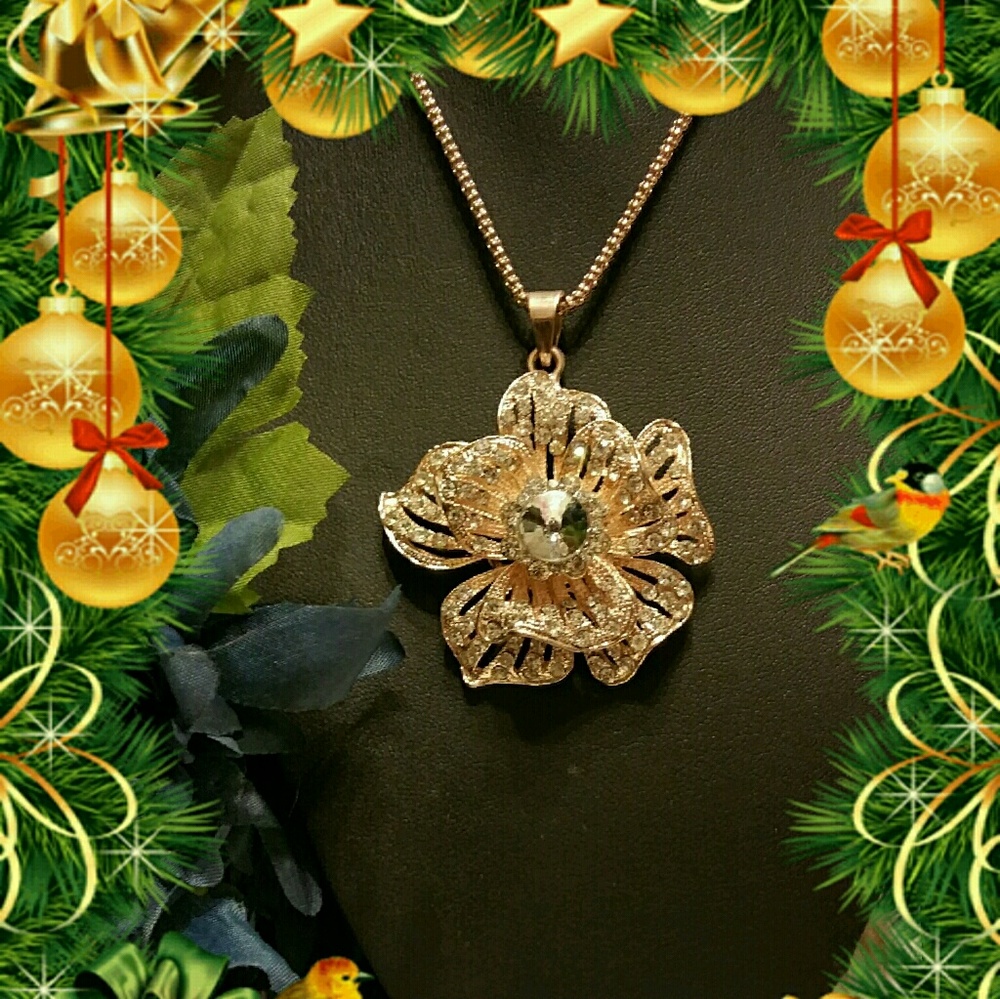 NWT BETSEY JOHNSON KNECLACE FLOWER