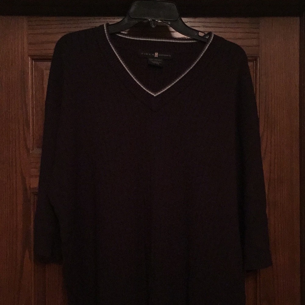Men gray vneck 3/4 sleeve sweater. Non smoke Home