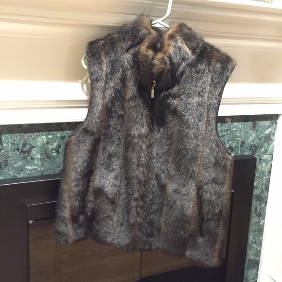 Faux Fur Vest - Picture 3 of 5