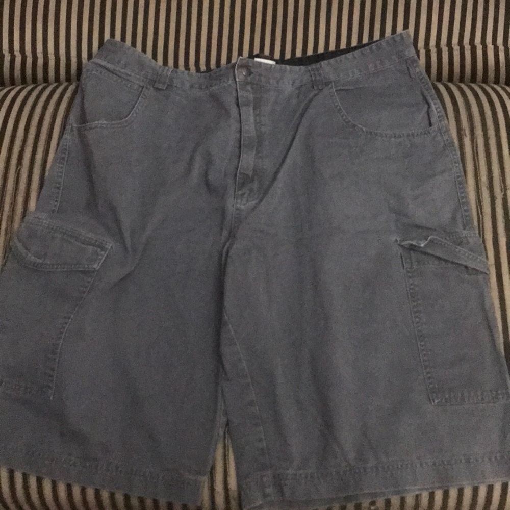 Men’s gray cargo shorts