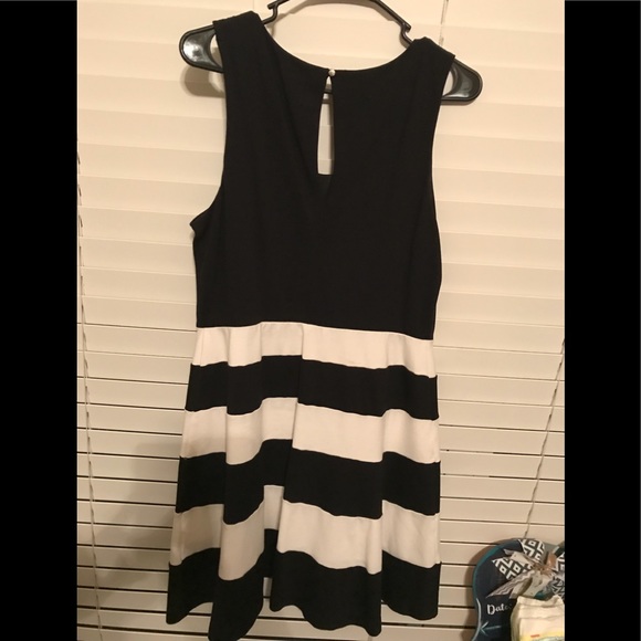 Fun and flirty black and white dress! - Picture 2 of 2