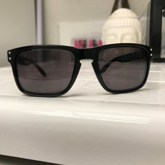 Oakley Holbrook - Picture 2 of 3