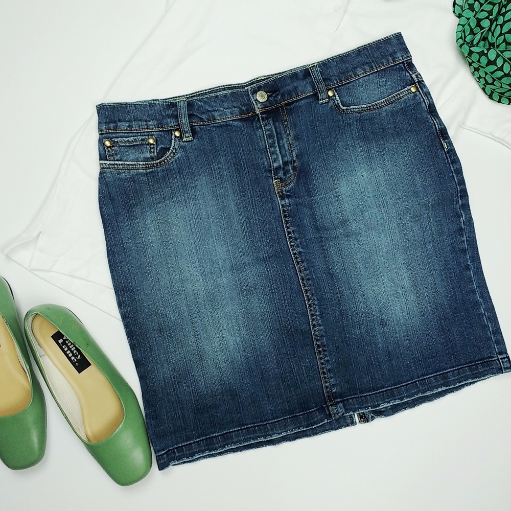 Old Navy denim skirt size 10 low waist distressed