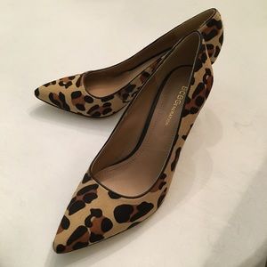 BCBG Leopard print pointy toed kitten heels 👠