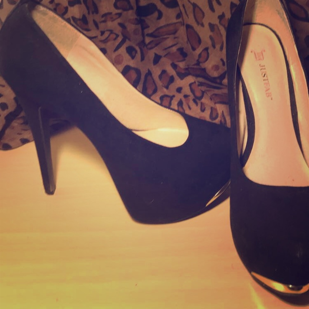 JUSTFAB CASSIA: sky high black heels w/ gold