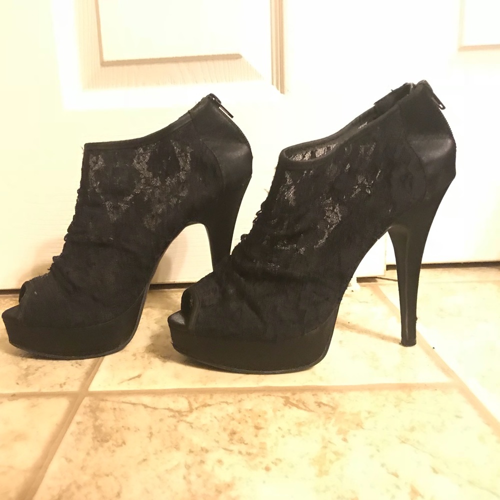 Sold lace heeled booties