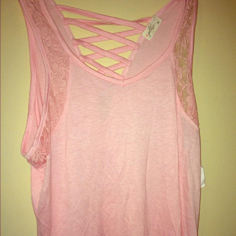 A 2x crystal rose shirt New never used for 7.00$