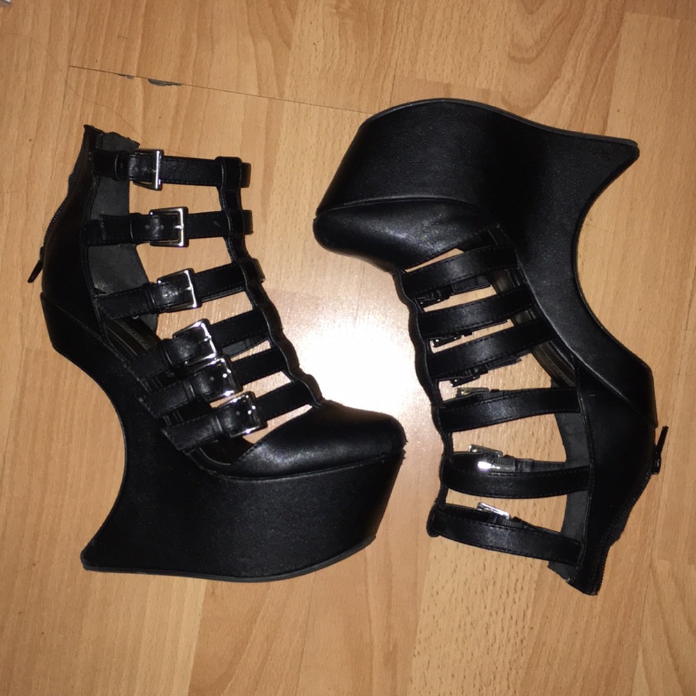 strappy horseshoe style heels