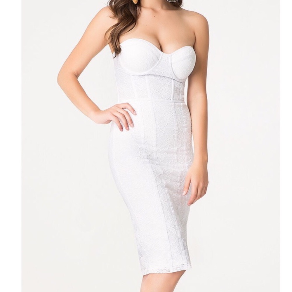 NWT Beautiful White Hook & Eye detail Lace dress