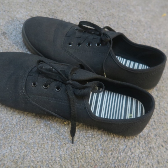 Simple Black Canvas Sneakers - Picture 2 of 4