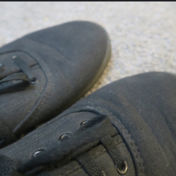 Simple Black Canvas Sneakers - Picture 3 of 4