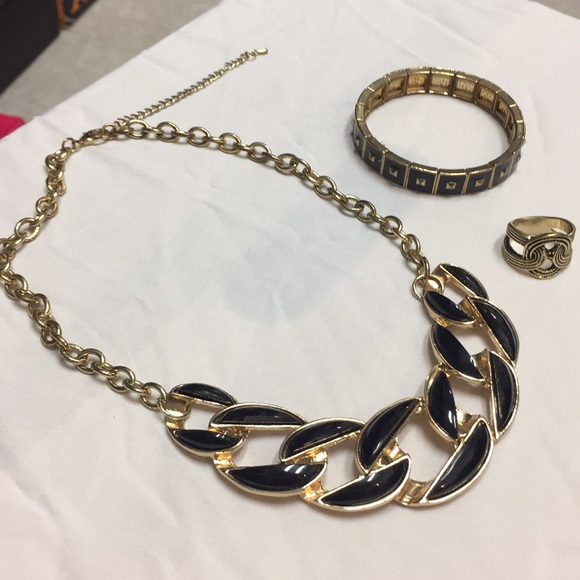 A set of black and gold colored jewelry - Picture 1 of 4