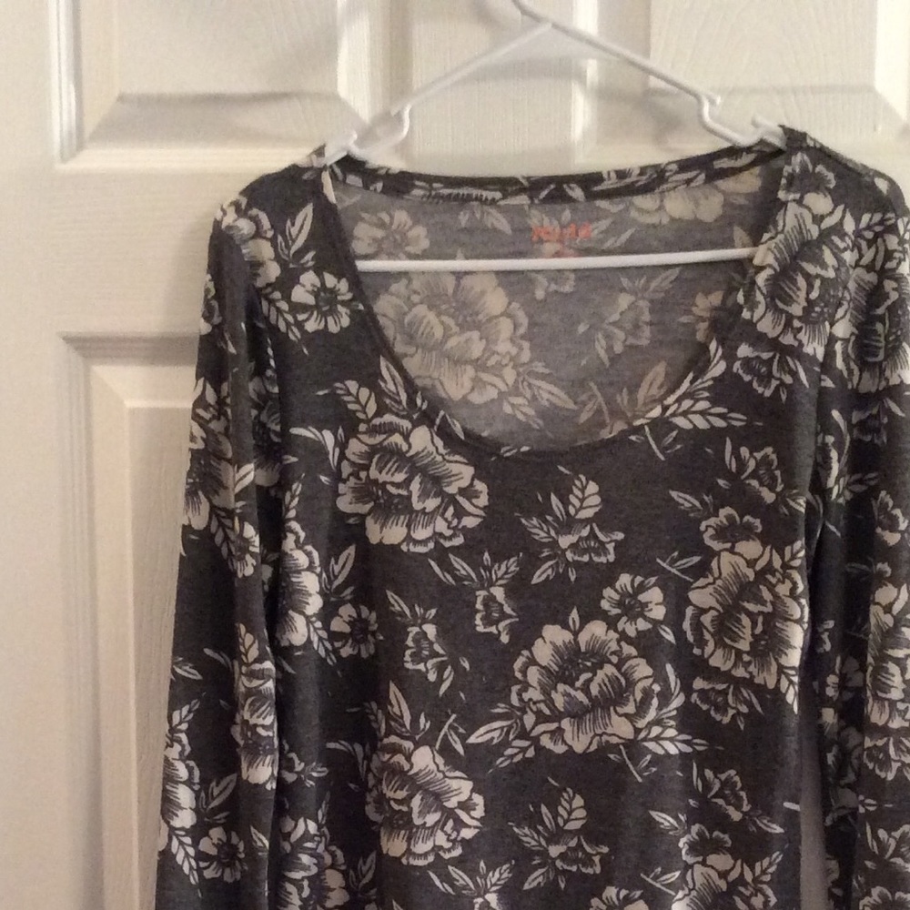 GREY AND CREAM FLORAL LONG SLEEVE TEE. LIKE NEW ,