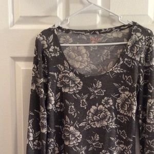 GREY AND CREAM FLORAL LONG SLEEVE TEE. LIKE NEW ,