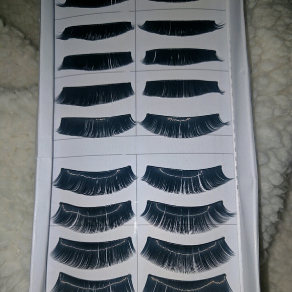 False eyelashes - Picture 2 of 4