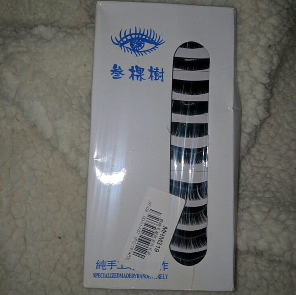 False eyelashes - Picture 3 of 4