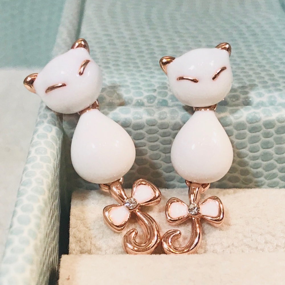 Kitty cat white and rose gold earrings - Picture 2 of 3