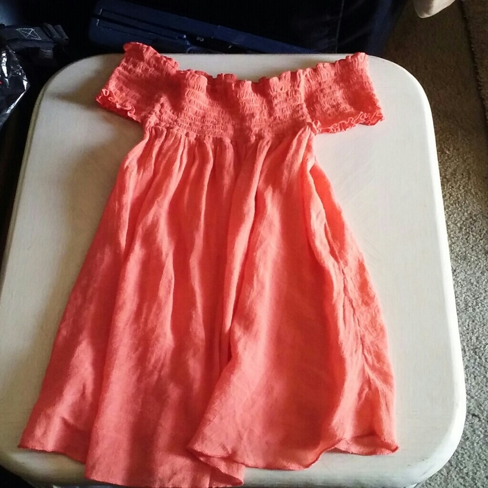 Ladies so e Small off the shoulder top