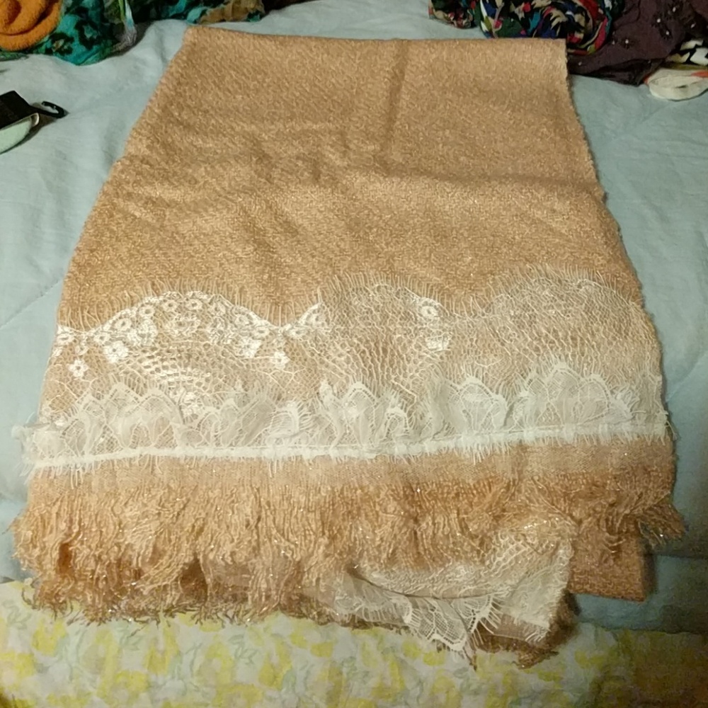 Cream knit scarf with lace