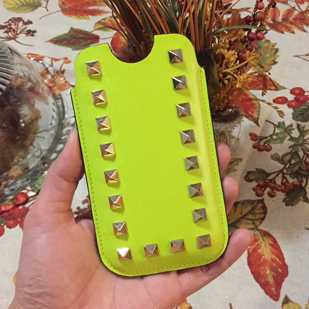Authentic VALENTINO Rockstud Case/Card Holder - Picture 5 of 7