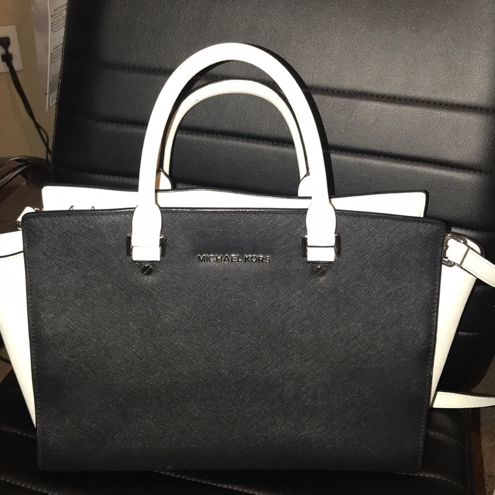 Michael kors authentic purse black and white