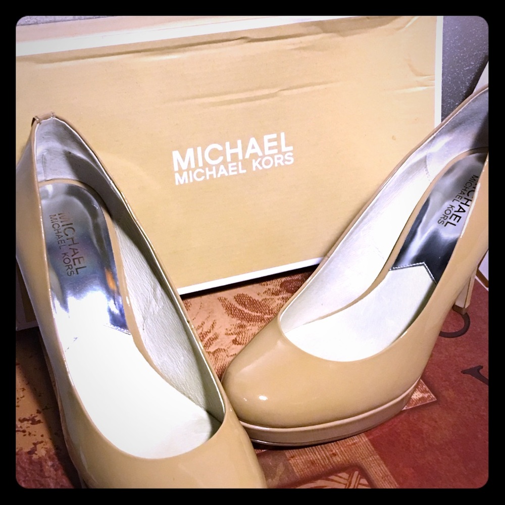 Michael Kors stylish nude pumps 10
