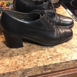 Woman’s leather lace up chunky heeled shoes sz 8