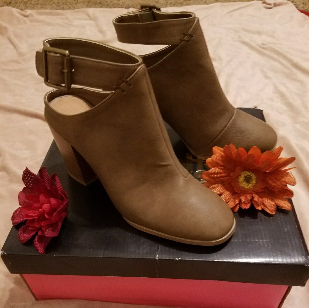 booties - Picture 1 of 2