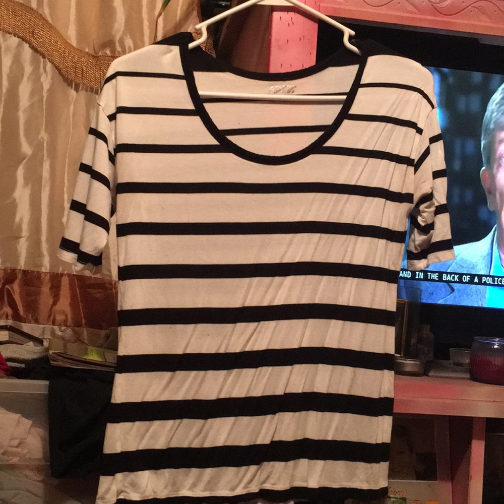 Black and white mid sleeve T