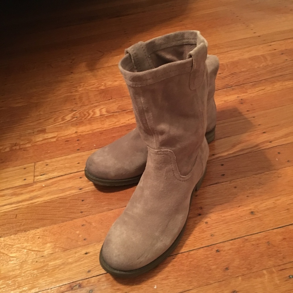 Suede taupe mid height ankle books. 8.5