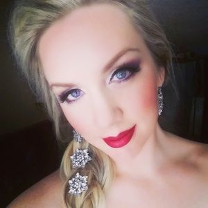 Meet Your Posher-- Julie Holiday 💋💋💋