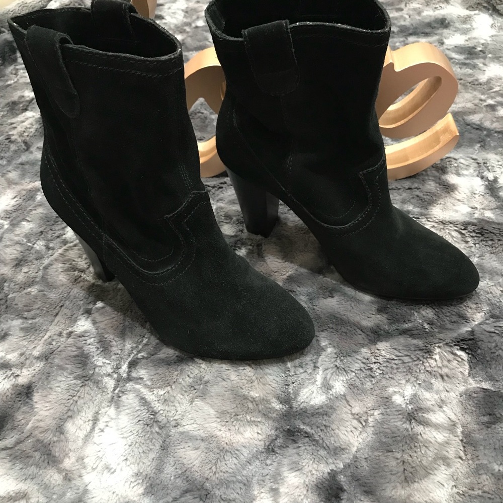 B Makowsky Black Suede Heeled Pull On Ankle boots