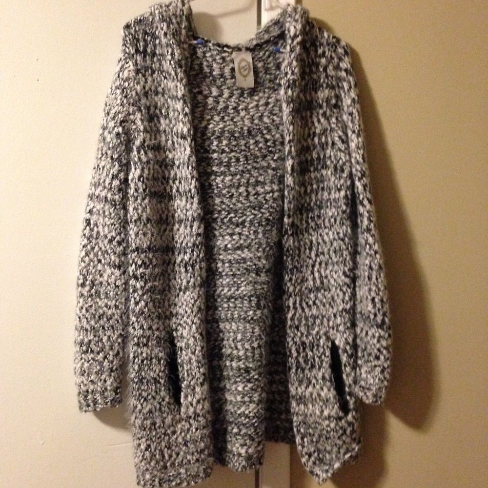 *SOLD* Comfy B&W cardigan