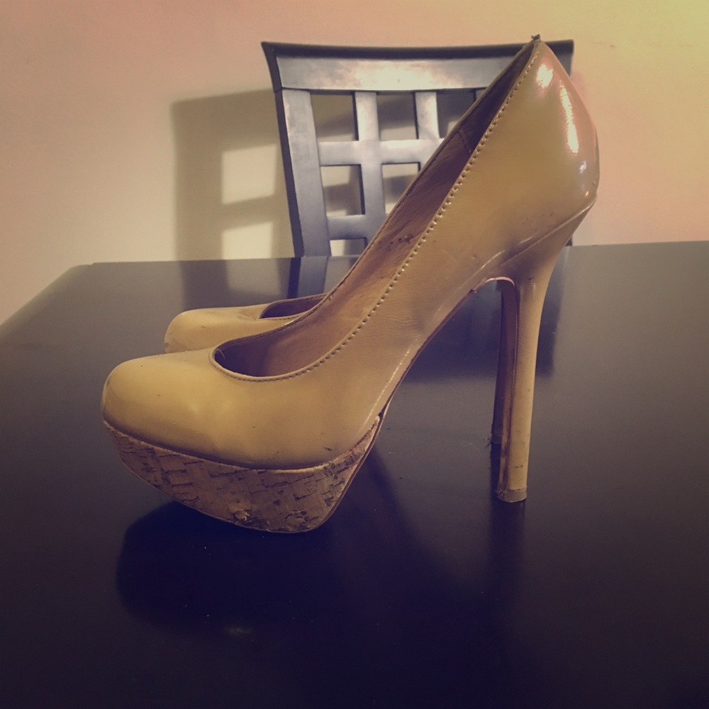 Beige Steve Madden Platform pumps