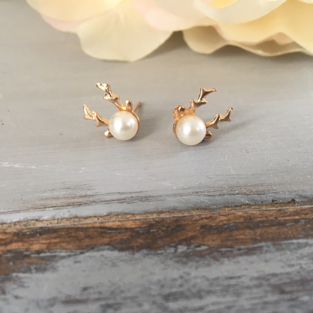 🆕 Gold Toned Reindeer Earrings with Faux Pearl