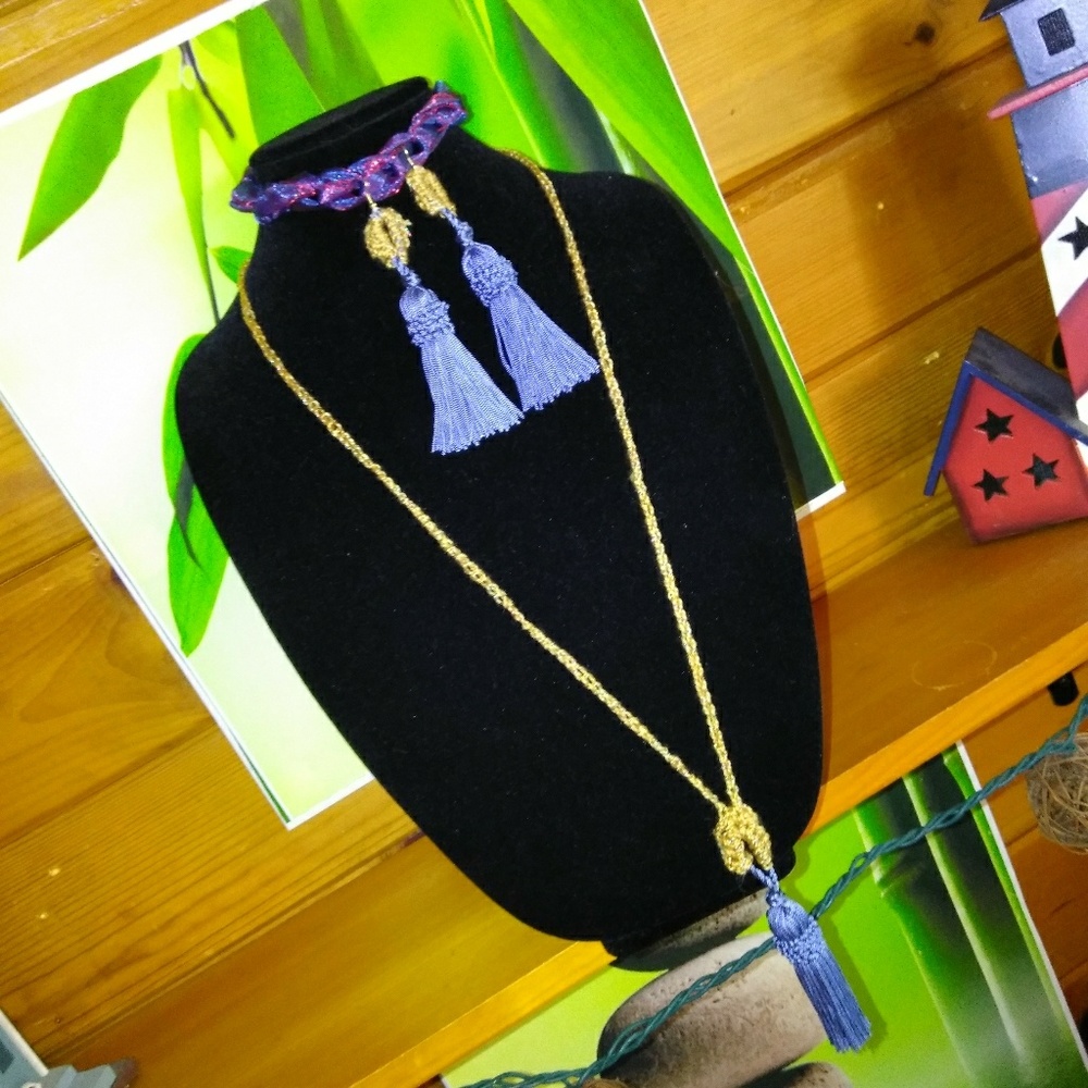 Neck-cessories with matching earing.
