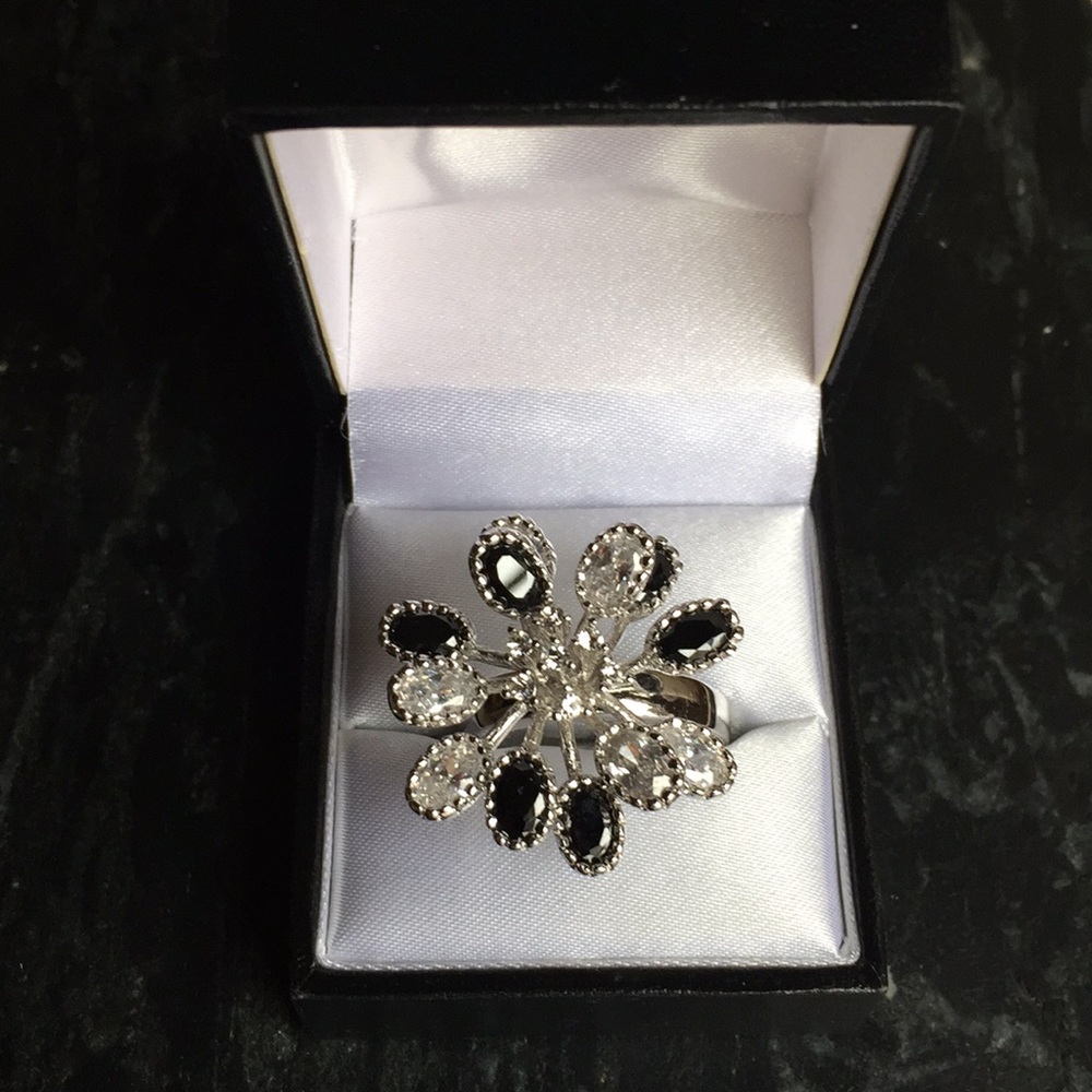 Statement crystal fashion ring. Size 8.