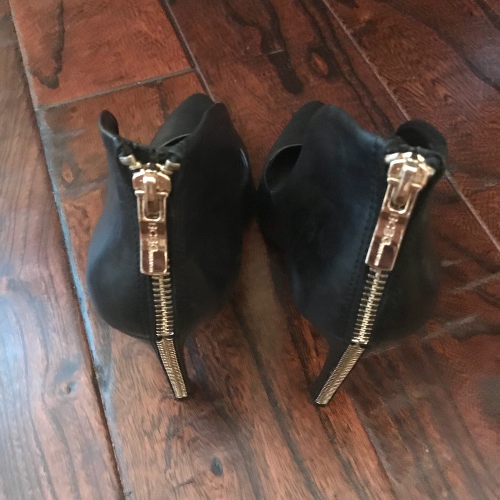 ❤️ Sexy BCBG back zip heels