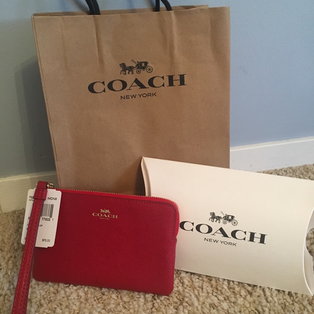 Red Coach Wristlet ❣️❤️💄