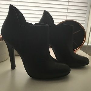 BCBG SLIP ON HEEL BOOTIES