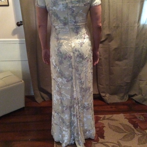 Victoria Royal hand-beaded elegant evening gown - Picture 2 of 6