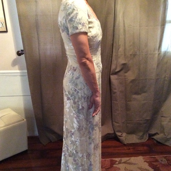 Victoria Royal hand-beaded elegant evening gown - Picture 3 of 6