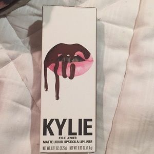 Kylie Jenner lip kit in Leo new in box!