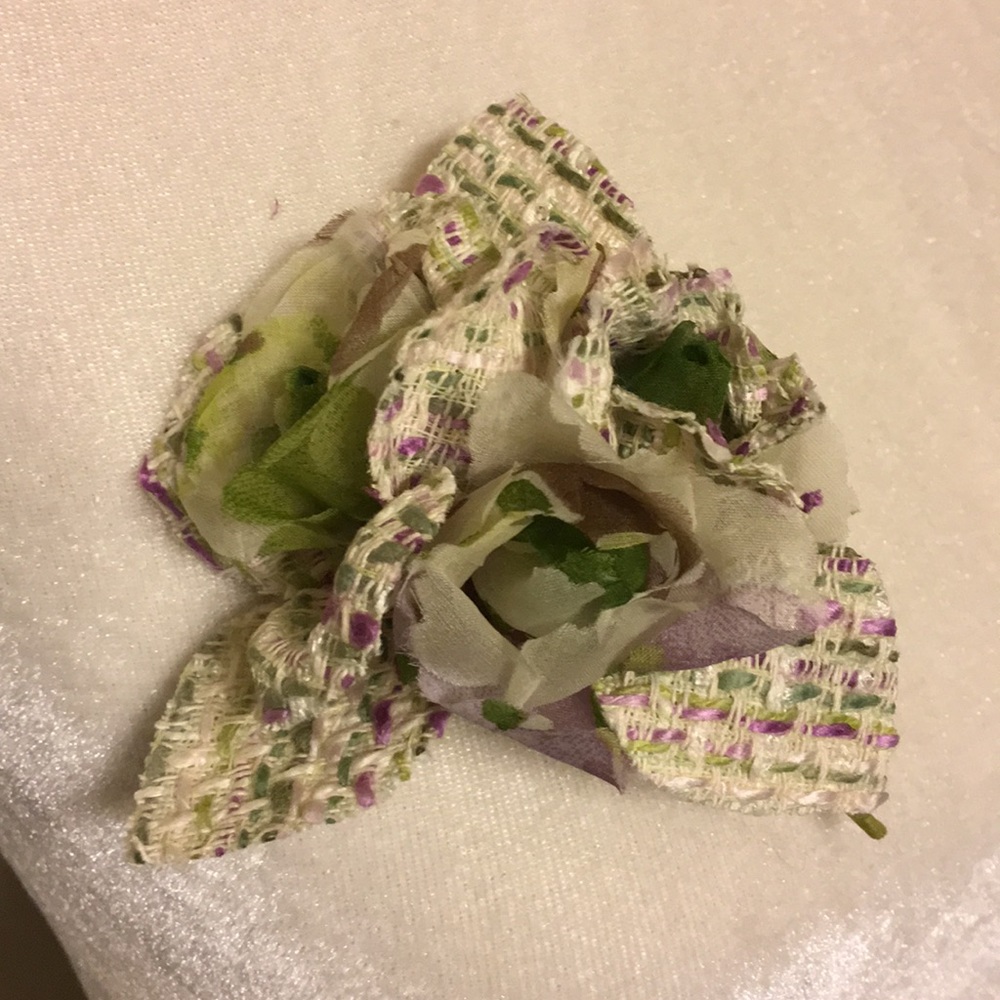 Beautiful Tweed and Silk rose bud brooch - Picture 5 of 5