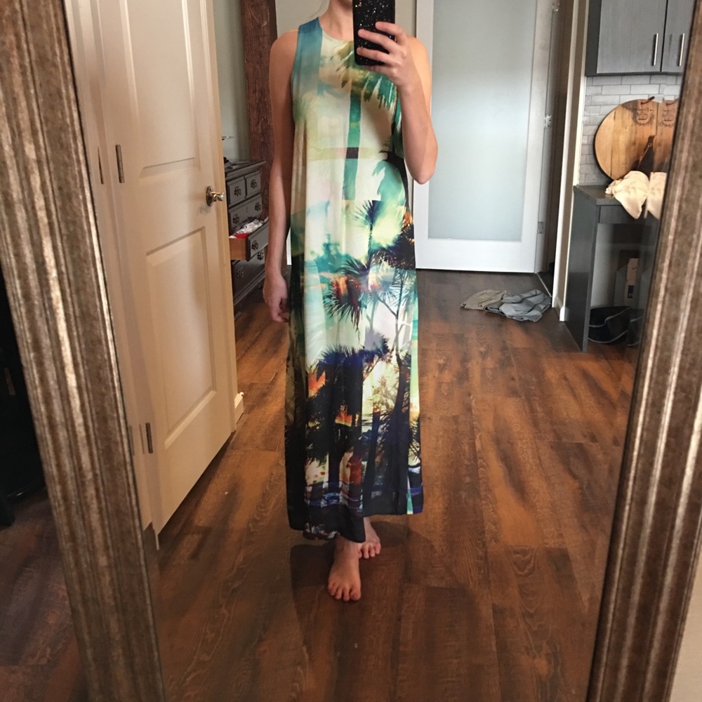 ✨ Tropical palm tree city scene maxi dress