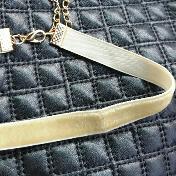 TAN VELVET CHOKER - Picture 3 of 4