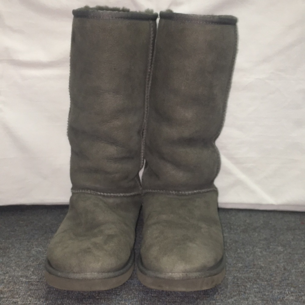 Grey Ugg Boot- Great Condition!