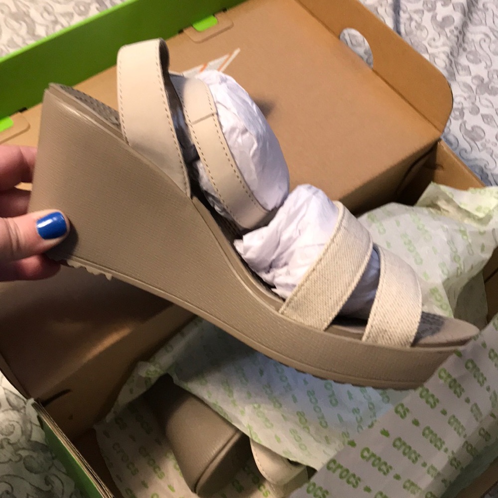 Crocs Leigh Wedges In Oatmeal Size 10US