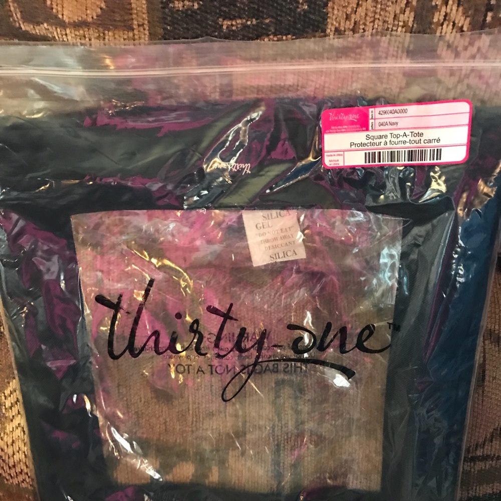 Thirty one Top a Tote in Navy NWT